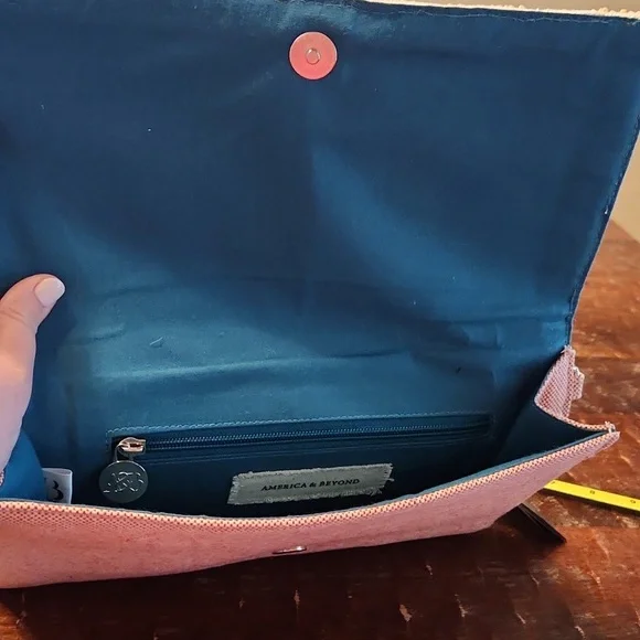 America & Beyond beaded clutch - Picture 3 of 5